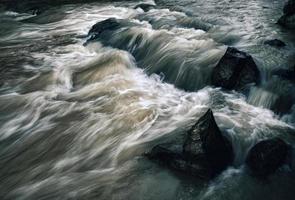 rivière sauvage du soir sombre photo