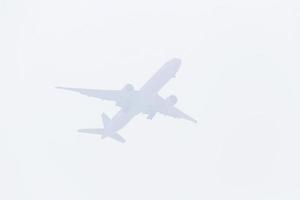 avion atterrissage dans faible visibilité dû à smog photo