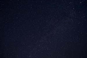 vue sur étoiles dans foncé bleu nuit ciel photo