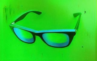 3d rendre des lunettes de soleil sur vert arrière-plan, des lunettes de protection sur vert photo