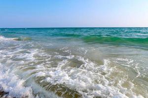 plage avec vague et bleu mer l'eau Contexte photo