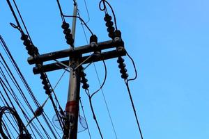 fils électriques emmêlés sur un poteau électrique urbain. désorganisé et désordonné au concept de gestion de l'organisation. gros fils électriques emmêlés. devrait prendre un fil souterrain pour un beau paysage. photo