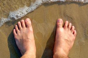 pieds étape sur le plage photo