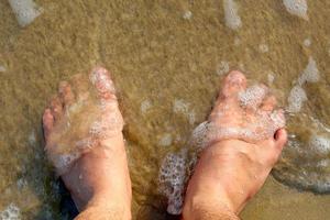 pieds étape sur le plage photo