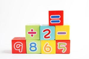 nombre de cubes de blocs de bois pour l'apprentissage des mathématiques, concept de mathématiques de l'éducation. photo