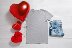 gris T-shirt maquette. valentines journée concept chemise, des ballons cœur forme sur en bois Contexte. copie espace, modèle Vide de face vue T-shirt vêtements. romantique tenue. plat allonger vacances mode photo