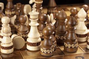 échecs sur une foncé Contexte. une puzzle Jeu avec rusé combinaisons cette a besoin Planification et pensée. photo