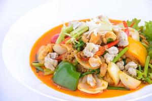 thaïlandais préféré aliments. remuer frit merde avec curry sur le blanc plat. photo