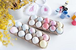 table avec Pâques coloré des œufs et des peintures photo