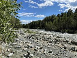 Montagne rivière écoulement dans une vallée dans une forêt, la bouriatie, Russie photo