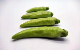 lumière vert le Chili poivre ou Cayenne poivre isolé sur blanc Contexte photo