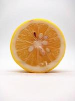 une tranche de Jaune citron isolé dans blanc Contexte photo