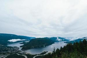 sicamous Attention sur une nuageux l'automne journée dans Canada photo