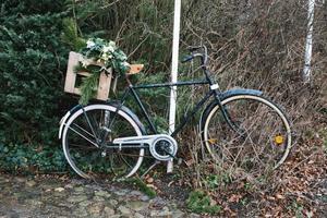 vieux bicyclette avec certains une fleur panier photo