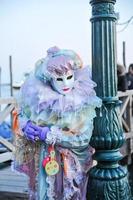 personnes non identifiées portant des masques de carnaval au carnaval de venise à venise, italie, vers février 2022 photo