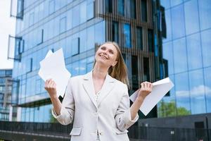 affaires femme réussi exécutif directeur, lit papier les documents dans une lumière veste, permanent sur le rue près photo