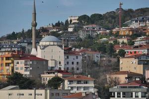 haute vue sur la mosquée et les résidences de la ville d'istanbul photo