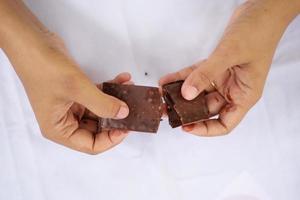 rupture foncé Chocolat avec main lent mouvement photo