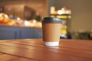 emporter une tasse de café en papier o sur une table de café photo