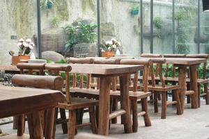 beaucoup en bois vide table et chaise dans une pièce photo