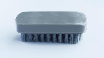 multifonctionnel gris frotter Plastique brosse isolé sur blanc Contexte. photo