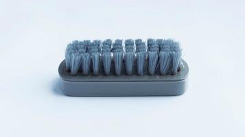 multifonctionnel gris frotter Plastique brosse isolé sur blanc Contexte. photo