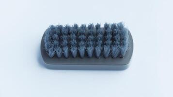 multifonctionnel gris frotter Plastique brosse isolé sur blanc Contexte. photo