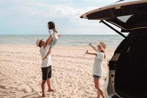 famille heureuse avec voyage en voiture. vacances d'été en voiture au coucher du soleil, papa, maman et fille heureux de voyager profitent ensemble de la conduite en vacances, les gens voyagent en automobile. photo