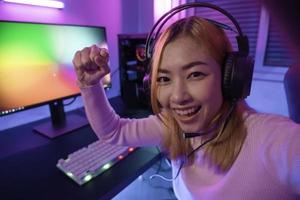 asiatique femme joueur jouer ordinateur vidéo Jeu concept. photo