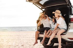 famille avec voiture Voyage conduite route voyage été vacances dans voiture dans le coucher de soleil, papa, maman et fille content en voyageant prendre plaisir vacances et relaxation ensemble avoir le atmosphère et aller à destination photo