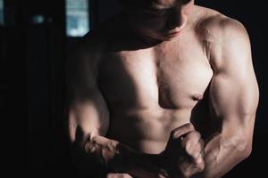 sexy corps de musclé Jeune soldat asiatique homme dans salle de sport. concept de santé se soucier, exercice aptitude, fort muscle masse, corps renforcement, graisse réduction pour Pour des hommes santé supplément produit présentation. photo