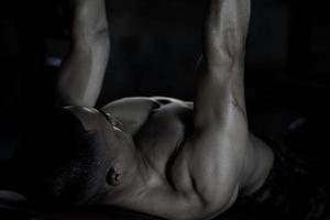 sexy corps de musclé Jeune asiatique homme dans salle de sport. concept de santé se soucier, exercice aptitude, fort muscle masse, corps renforcement, graisse réduction pour Pour des hommes santé supplément produit présentation. photo