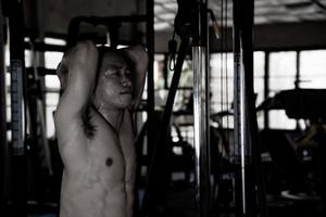 sexy corps de musclé Jeune soldat asiatique homme dans salle de sport. concept de santé se soucier, exercice aptitude, fort muscle masse, corps renforcement, graisse réduction pour Pour des hommes santé supplément produit présentation. photo