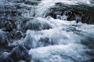 eau de rivière floue photo