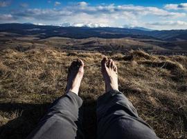 pieds nus avec paysage en arrière-plan photo