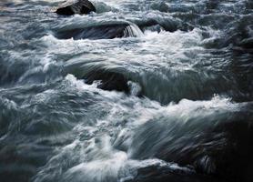 rivière sauvage froide photo