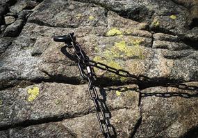 Chaîne de fer rouillé sur un rocher de granit photo