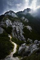 route vers les montagnes avec des nuages photo