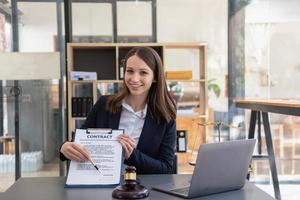 droit, conseil, accord, contrat, avocat, conseil en matière de litiges et signature de contrats en tant qu'avocat pour recevoir les plaintes des clients en matière d'hypothèques immobilières et foncières. concept avocat photo