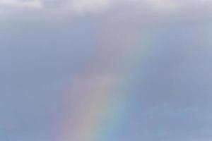 arc en ciel dans une nuageux ciel photo