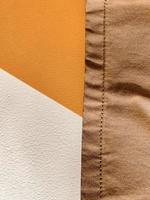 marron pantalon sur le blanc et Orange Contexte photo