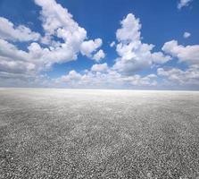 asphalte route et bleu ciel avec blanc des nuages. photo