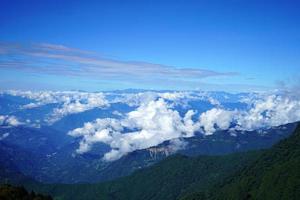flottant nuage dans himalayen intervalle de soie route sikkim photo