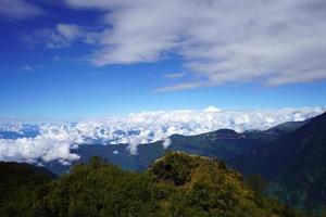 kanchenjunga de pointe vue en haut au dessus le des nuages photo