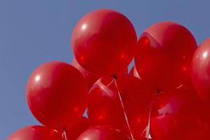 proche en haut de bouquet de rouge des ballons photo