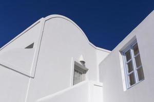 blanc bâtiment sur Santorin île dans Grèce contre bleu ciel photo