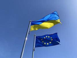 drapeaux de Ukraine et européen syndicat contre bleu ciel photo