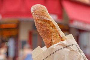 français baguette contre rue dans Paris photo