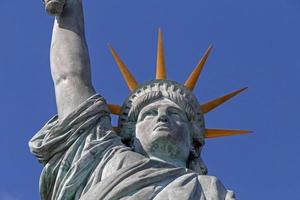 proche en haut de statue de liberté sur le île cygnes dans Paris photo