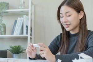 pandémie de maladie, asiatique Jeune femme, fille main en portant atk, antigène trousse soi test. introduction dispositif nasale, nez écouvillon tester pour possible infection de corona virus, covid-19 à maison. santé se soucier. photo